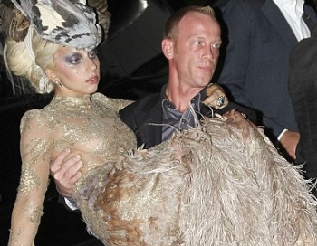 Augsto platformeņu dēļ miesassargam nākas nest Lady GaGa FOTO