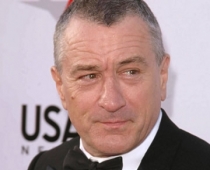 Roberts de Niro izmainījies līdz nepazīšanai (paparaci FOTO)