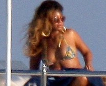 Bejonse bikini atrādījusi savu seksīgo augumu (paparaci FOTO) + NIPPLE SLIP