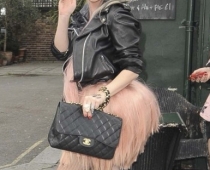 Lady GaGa flamingo tērpā apmeklē krogu Londonā FOTO