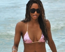 Ciara bikini parādījusi savu seksīgo augumu + mini NIPPLE SLIP (FOTO)